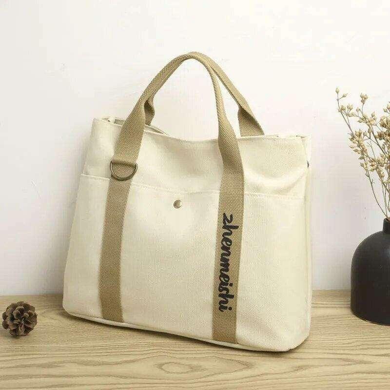 A women's side bag with lots of compartments – the style and arrangement that best suits your life